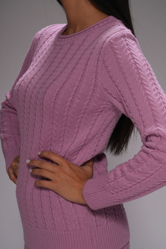 Ženski džemper sa pletenicama