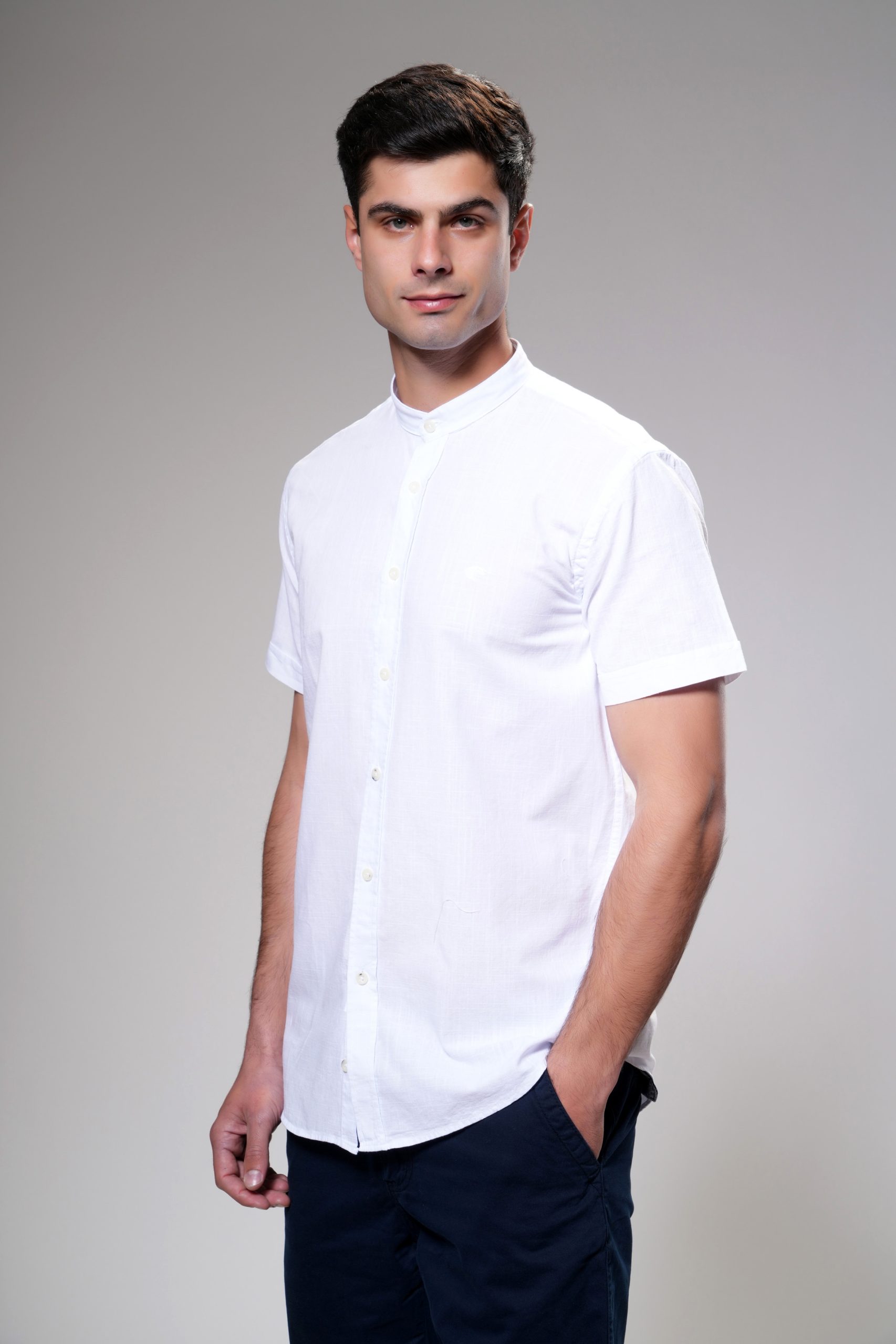 Muška bela košulja sa kratkim rukavima