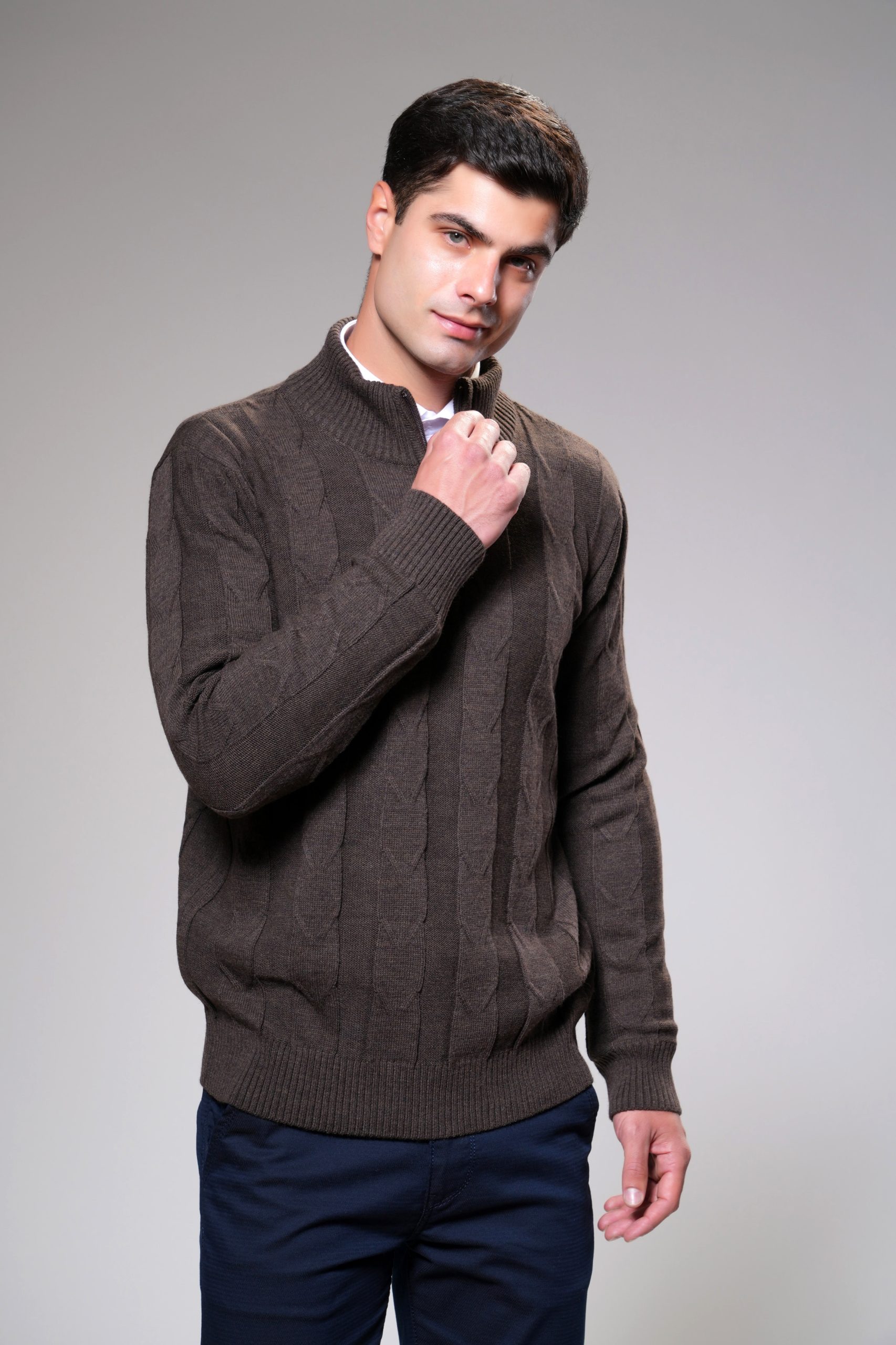 Muški braon džemper sa pletenicama